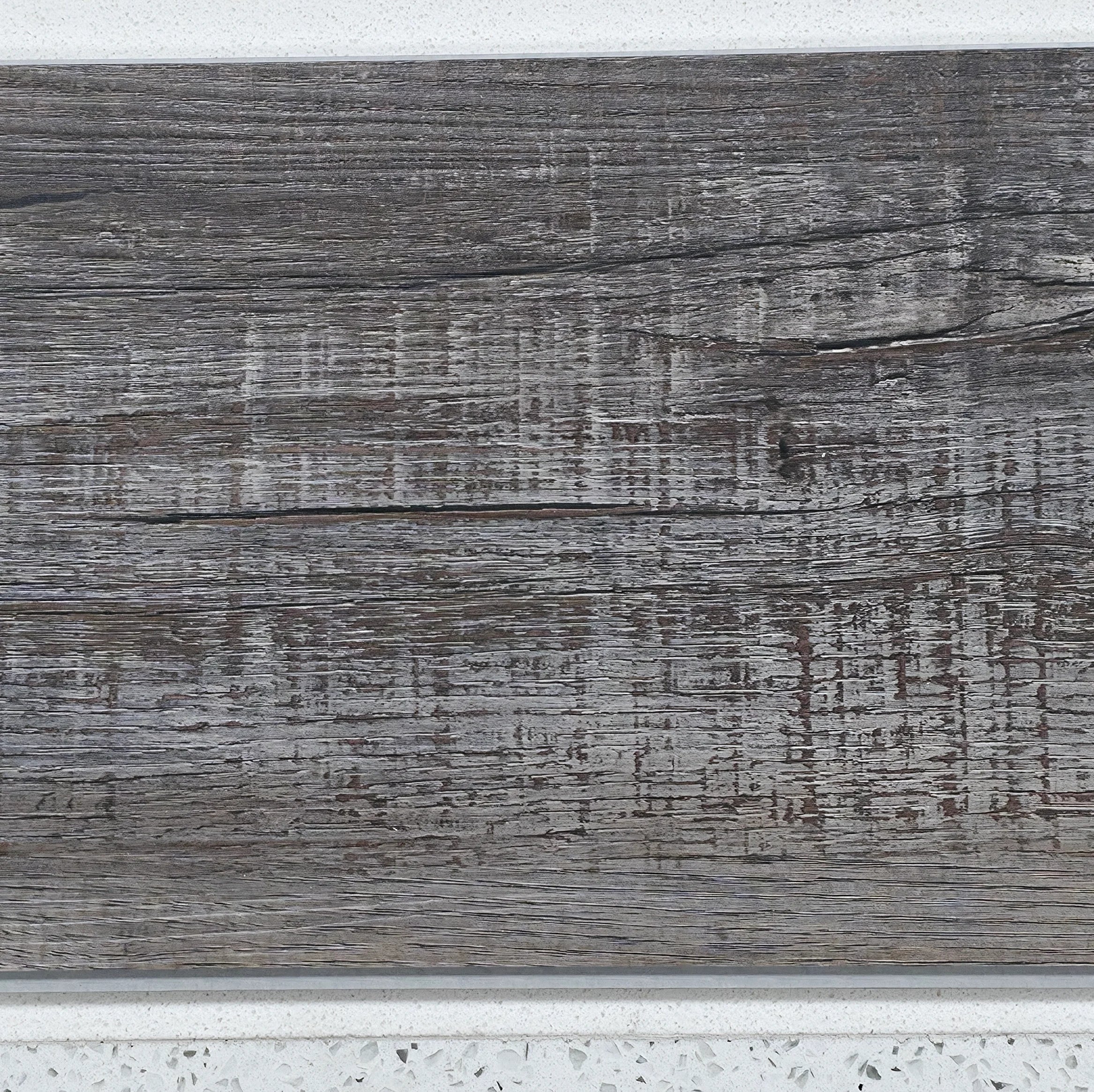 Piso Vinílico SPC Color Roble Americano – 5mm – Línea WoodLand