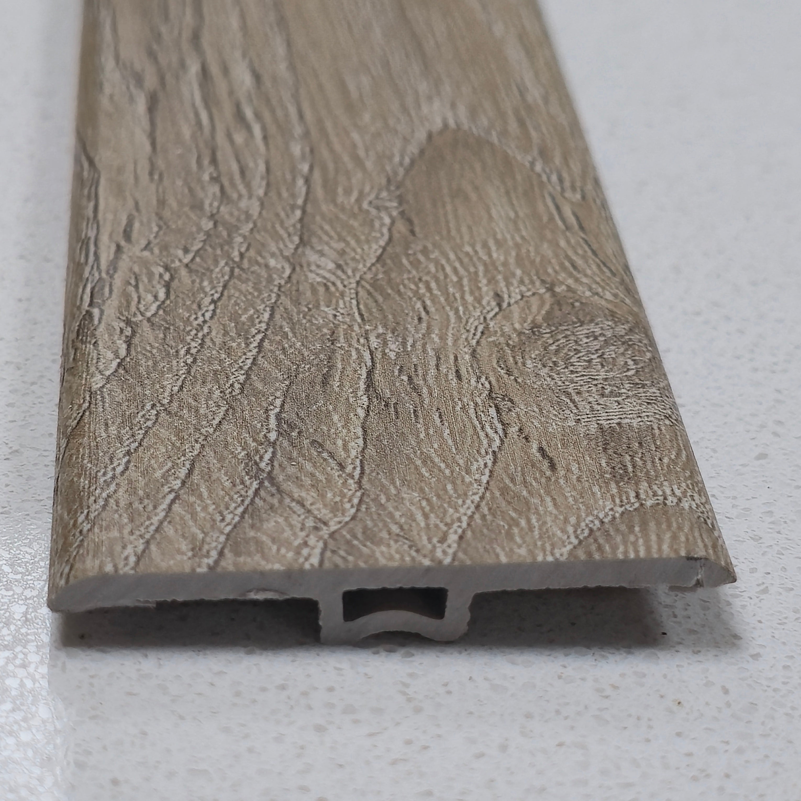 Cubrejunta T SPC SPCM-01 2.4m x 4.5cm x 0.7cm – Acabado Premium