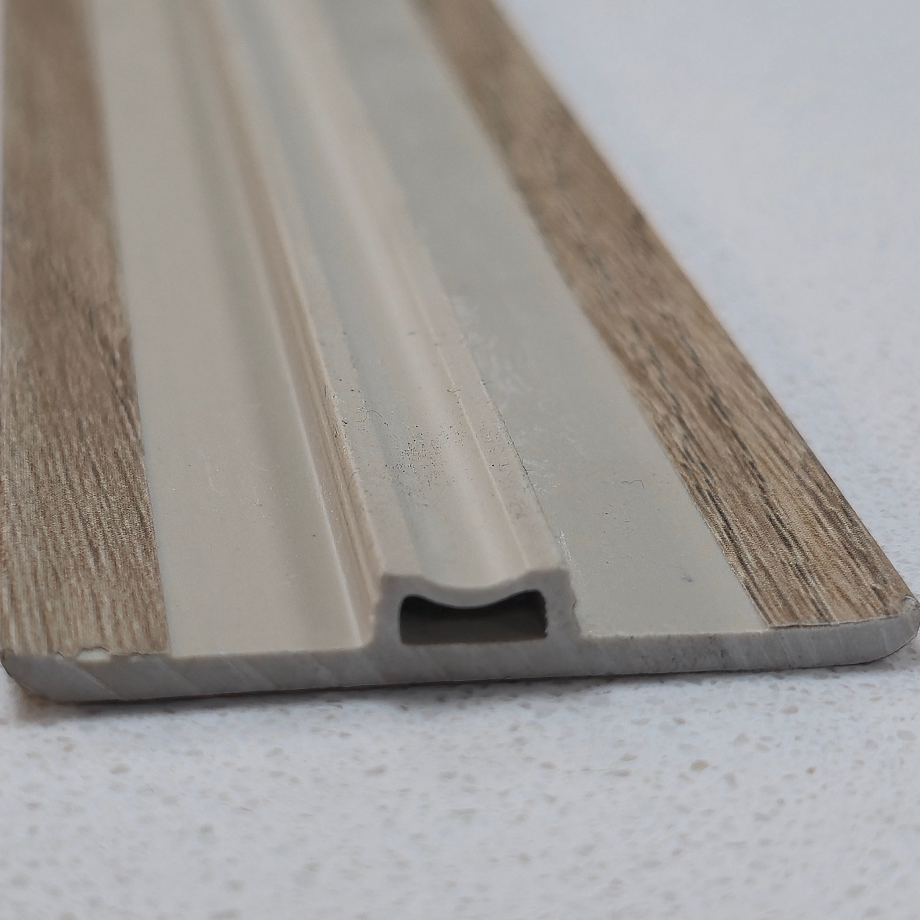 Cubrejunta T SPC 6191-11 2.4m x 4.5cm x 0.7cm – Acabado Premium