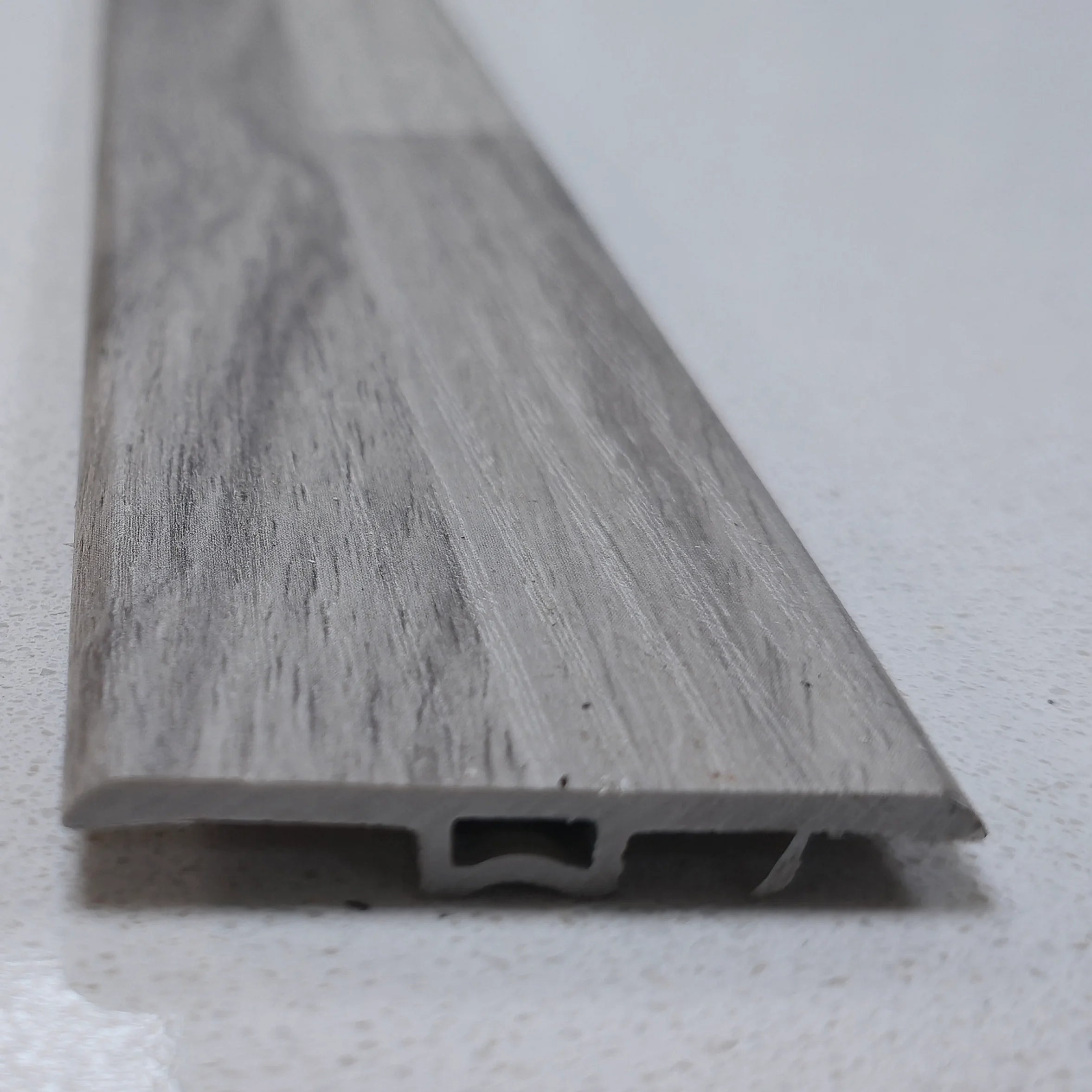 Cubrejunta T SPC SPCB-01 2.4m x 4.5cm x 0.7cm – Acabado Premium