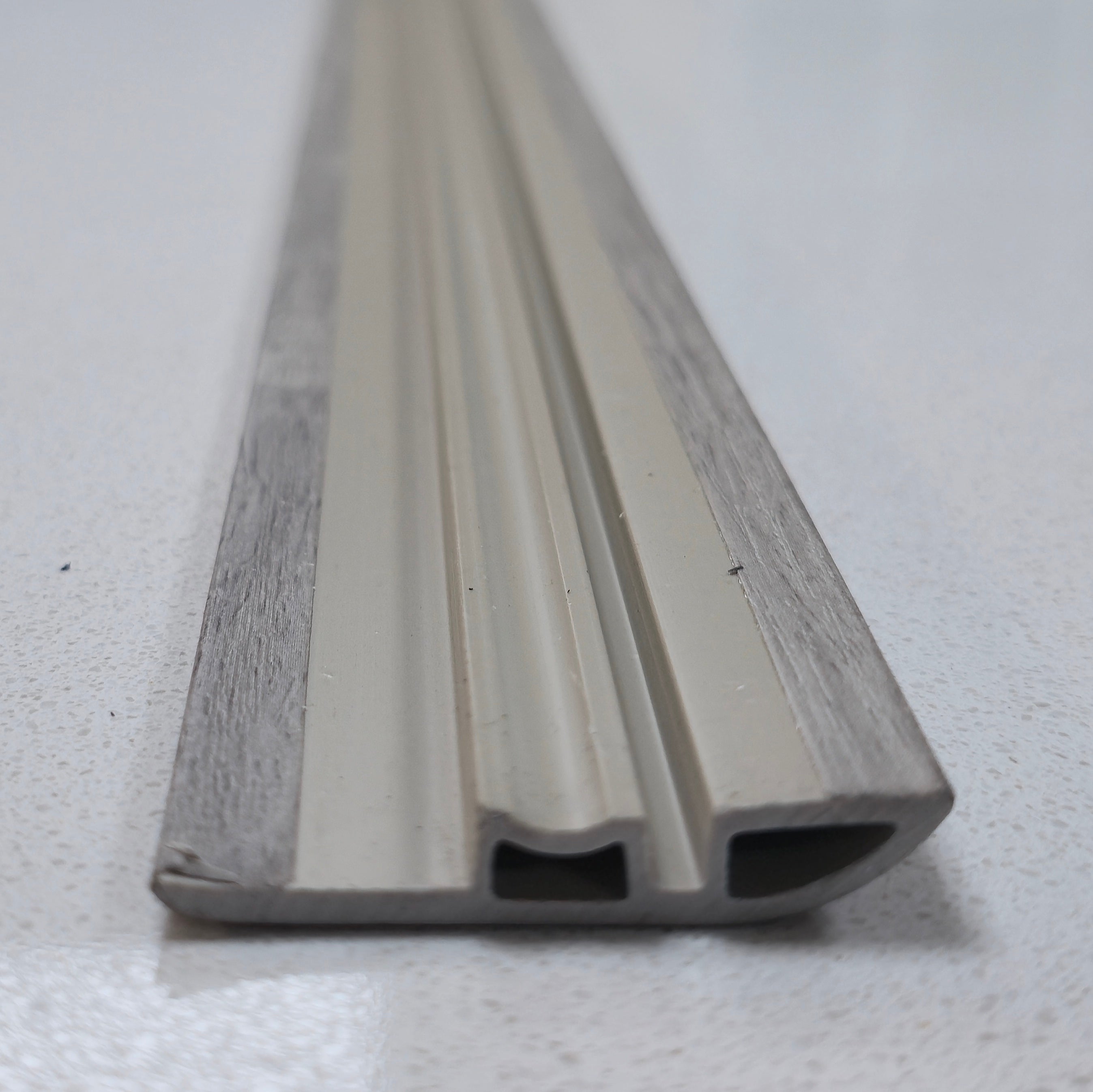 Cubrejunta desnivel R SPC SPCB-01 2.4m x 4.5cm x 0.9cm – Acabado Premium para pisos