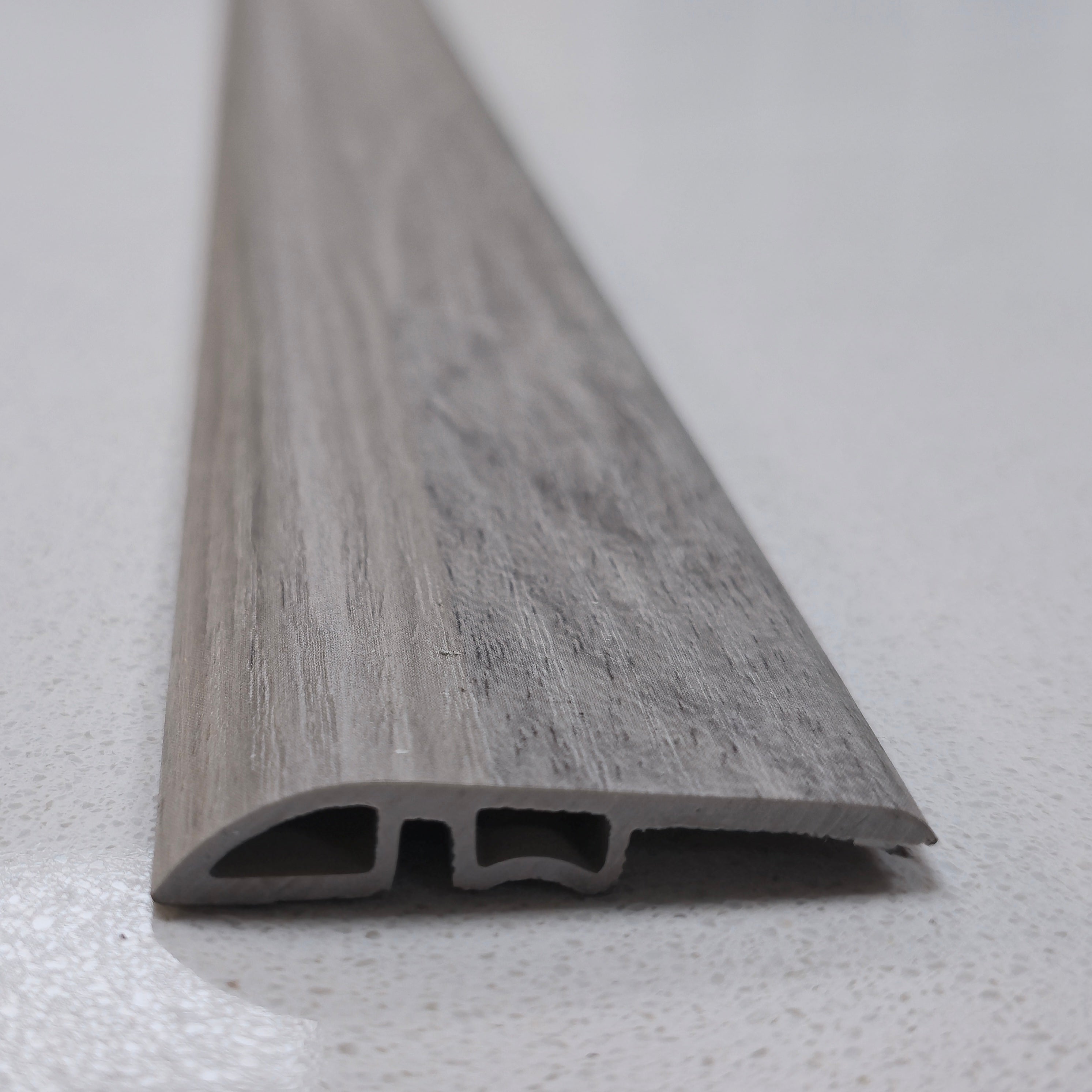 Cubrejunta desnivel R SPC SPCB-01 2.4m x 4.5cm x 0.9cm – Acabado Premium para pisos