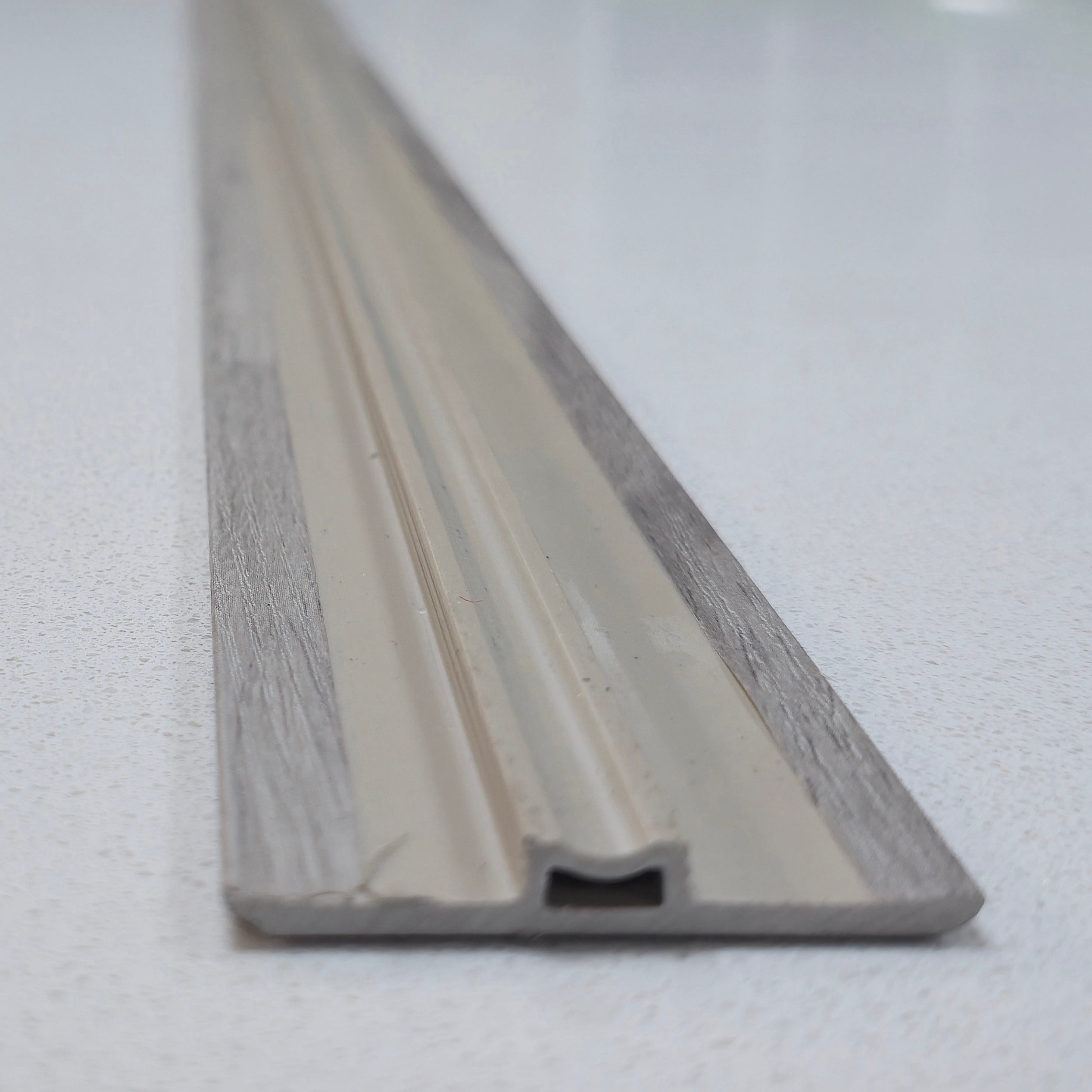 Cubrejunta T SPC SPCB-01 2.4m x 4.5cm x 0.7cm – Acabado Premium