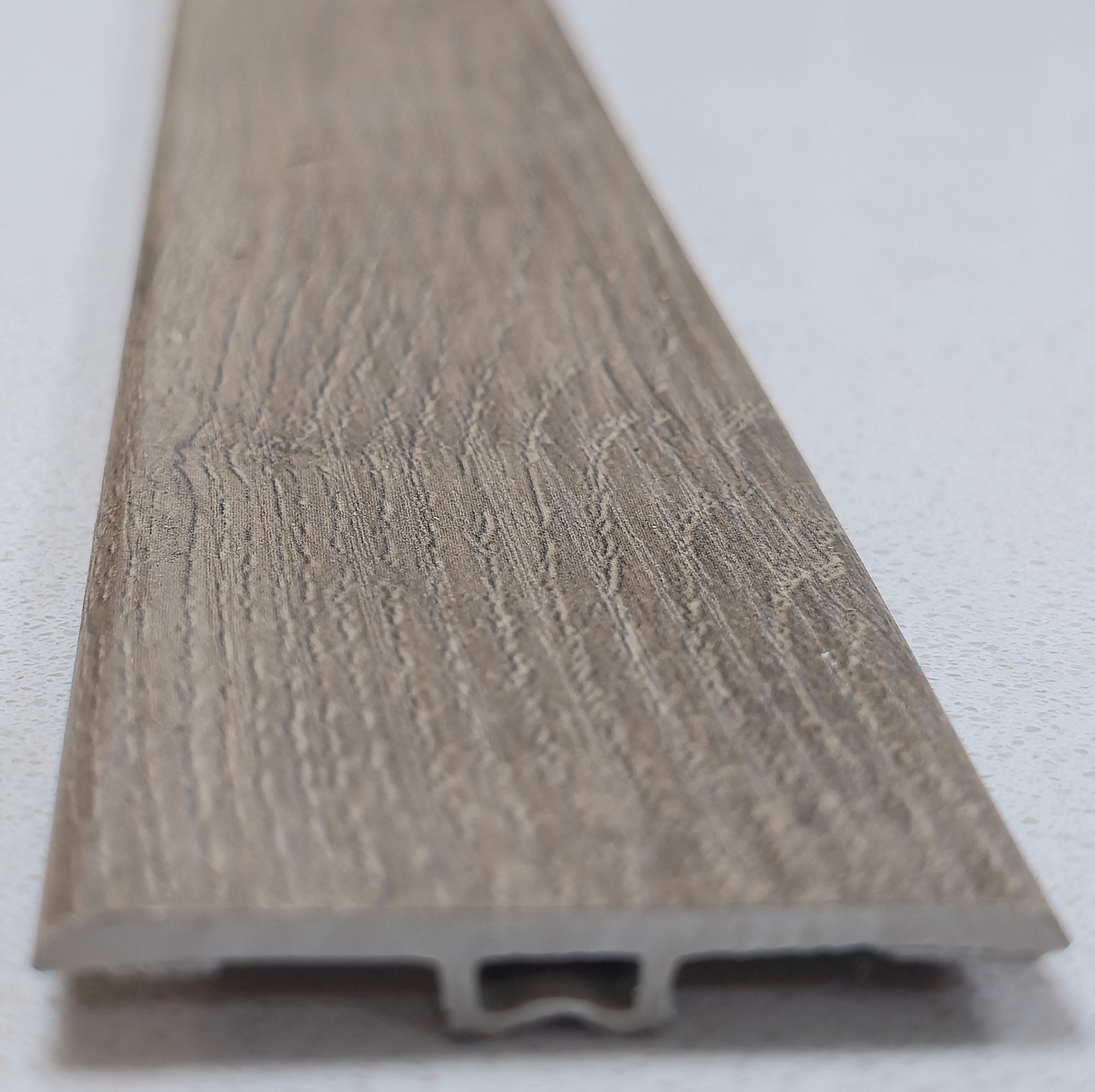 Cubrejunta T SPC SPCM-10 2.4m x 4.5cm x 0.7cm – Acabado Premium