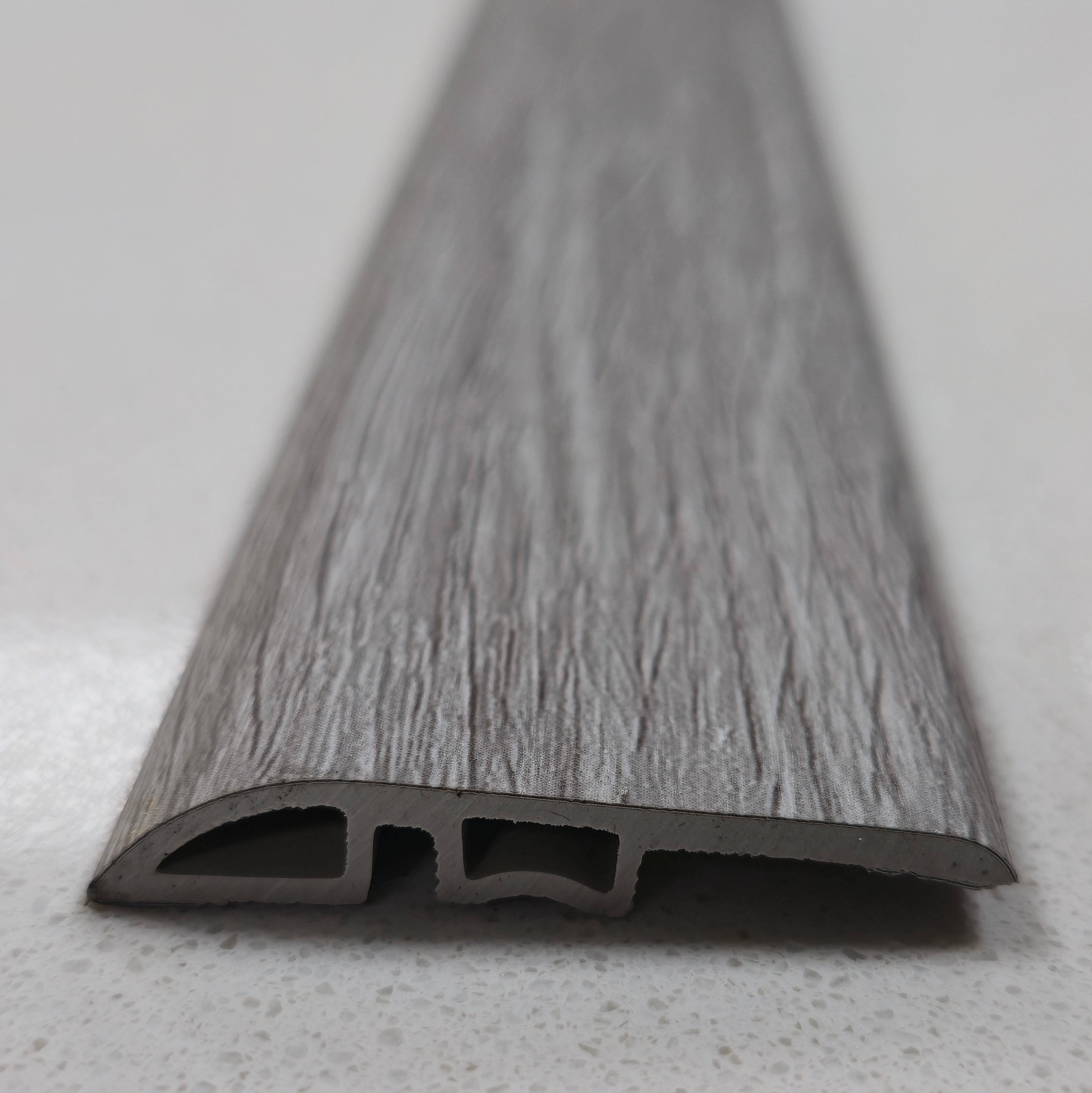 Cubrejunta desnivel R SPC SPCM-11 2.4m x 4.5cm x 0.9cm – Acabado Premium para pisos