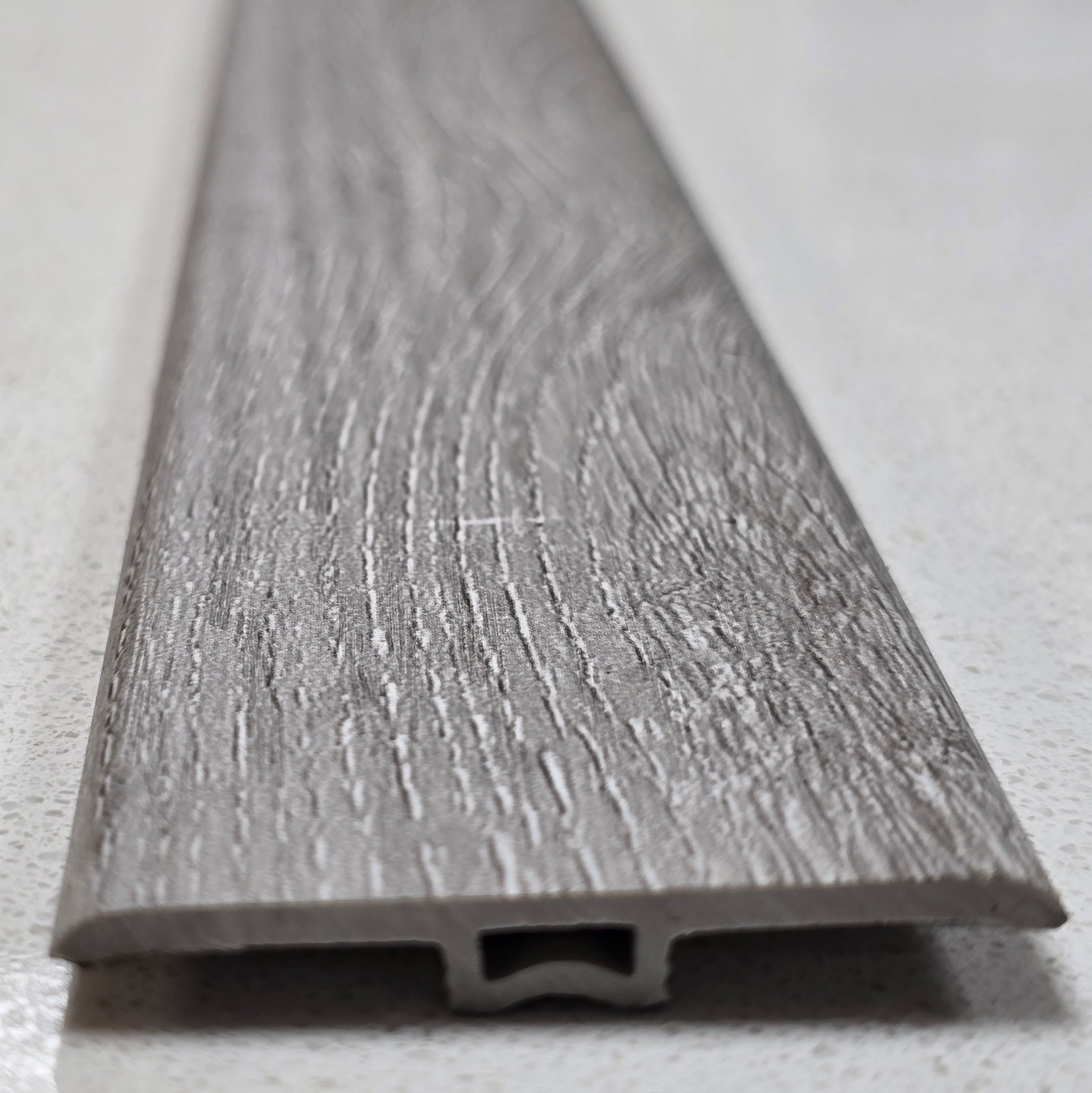 Cubrejunta T SPC SPCM-11 2.4m x 4.5cm x 0.7cm – Acabado Premium