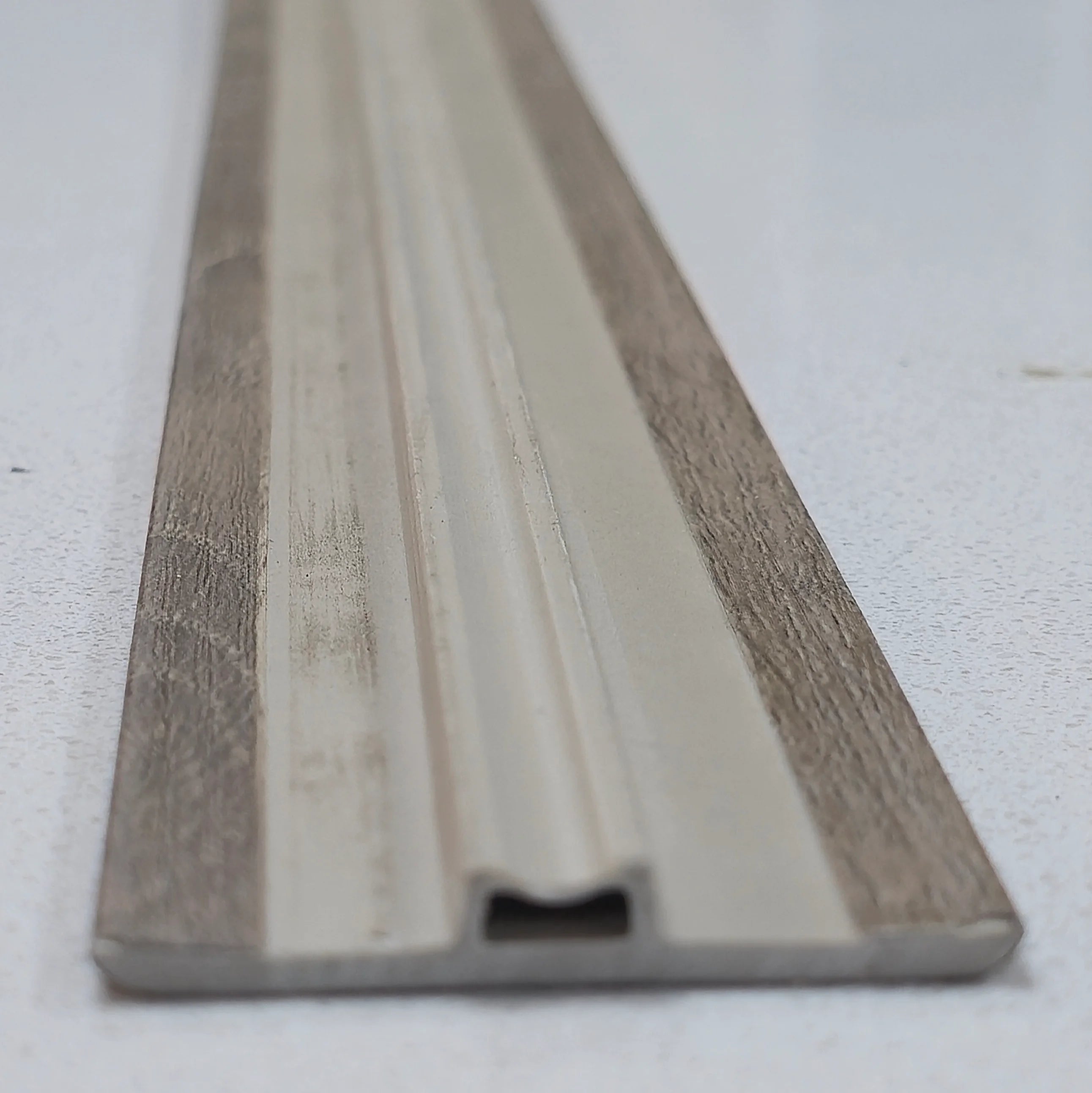 Cubrejunta T SPC SPCM-10 2.4m x 4.5cm x 0.7cm – Acabado Premium