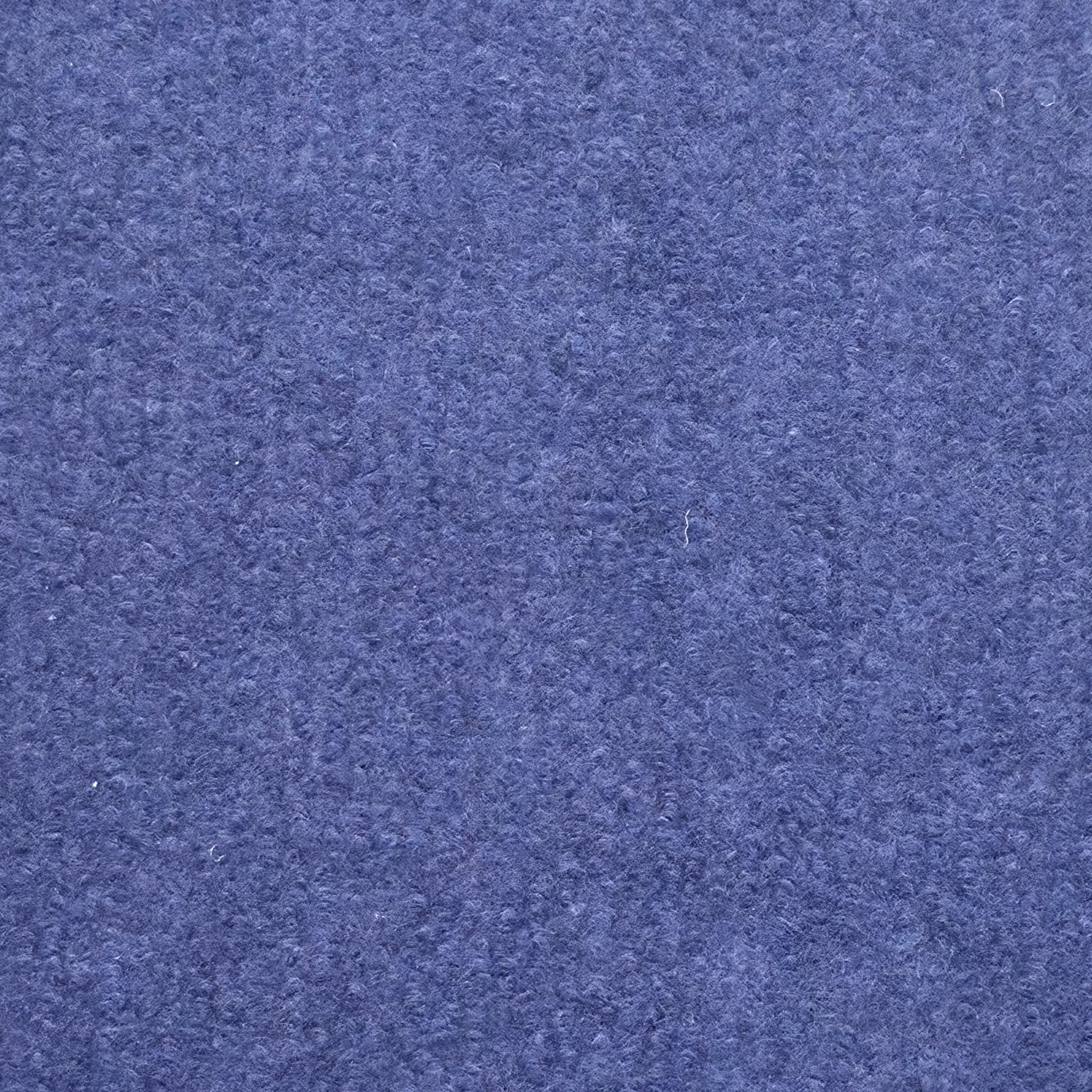 El cubrepiso azul con base de goma es apto para espacios de alto tráfico, lo que lo convierte en la opción perfecta para oficinas, tiendas y hogares con gran actividad. Es reutilizable y antideslizante. Evita el frío de su spiso con este cubrepiso premium. 