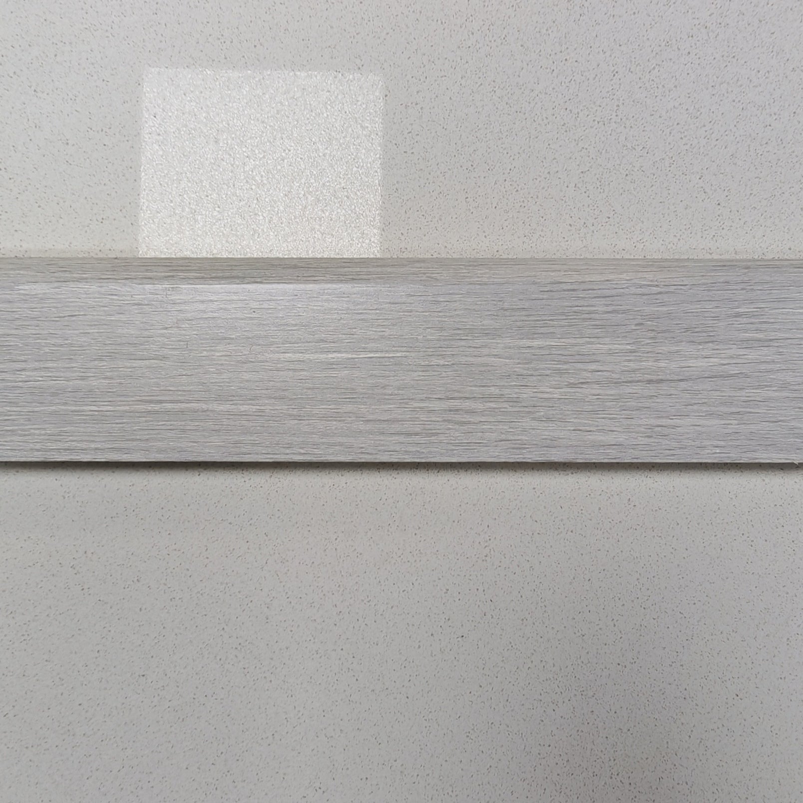 Guardapolvo MDF Laminado Veta Madera Evoke Concrete 12mm x 70mm x 2.4m